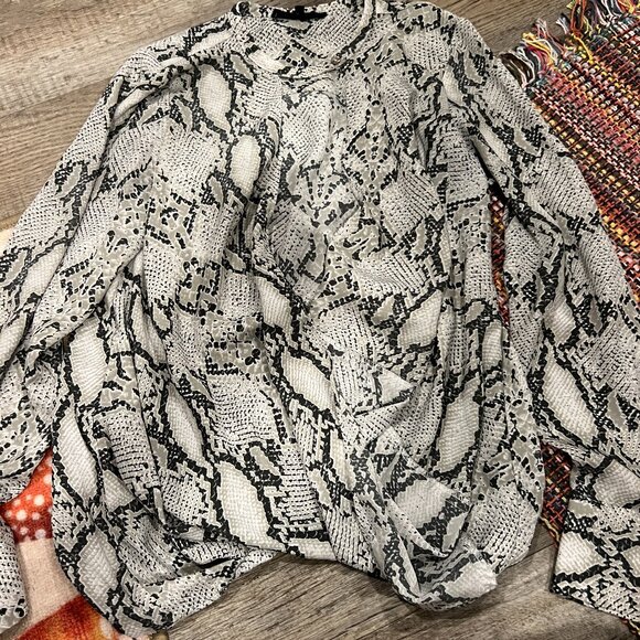 Olivaceaous medium snake print top - Picture 1 of 10